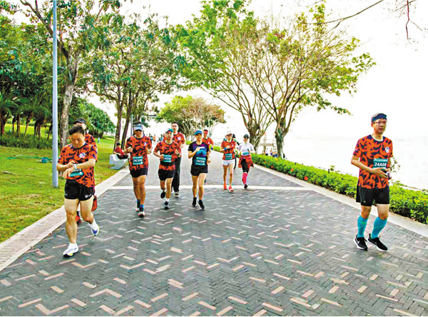 ● 鄭子楓常與校友跑團成員們一同跑步健身。   受訪者供圖