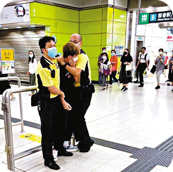 ●青年在調景嶺站涉使用長者八達通逃走，一度以雨傘反抗，最終被職員制服。   網上圖片