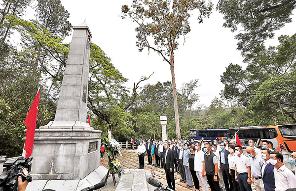 ●香港廣東社團總會昨日主辦緬懷革命先烈愛國主義教育活動。 香港文匯報記者  攝