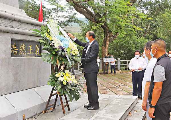 ●鄧清河率眾敬獻花籃，表示要銘記先烈遺志。香港文匯報記者  攝