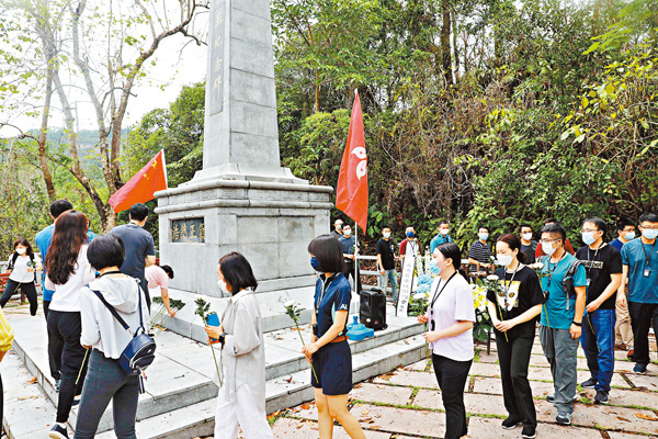 ●約30人到烏蛟騰抗日英烈紀念碑獻花。香港文匯報記者  攝