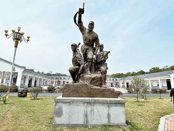 ● 三勝村黨群服務中心門前立着一座蔣家河口戰鬥雕像。香港文匯報記者趙臣 攝