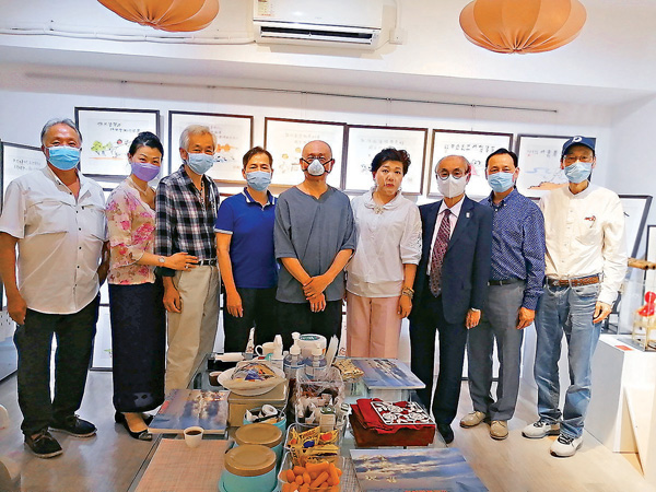 ●左起：跨界達人何昭明、鄭志良夫婦、吳志雄總理、藝術家譚寶碩、瑰寶藝博主持人吳玉蘭、李汝大名譽領事、柯耀華總理、陳浩波先生。