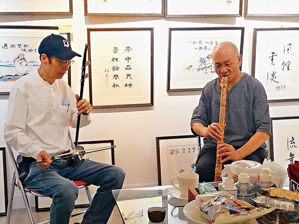 ●藝術家譚寶碩和陳浩波聯合演奏中樂。