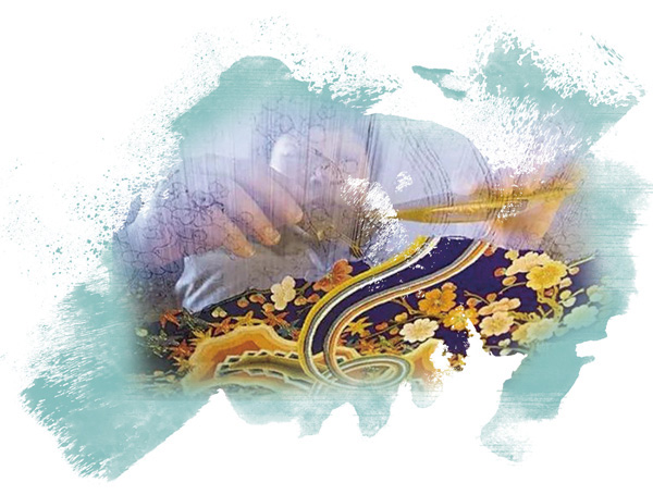 ●婦女正以緙絲手法織造絲織品。