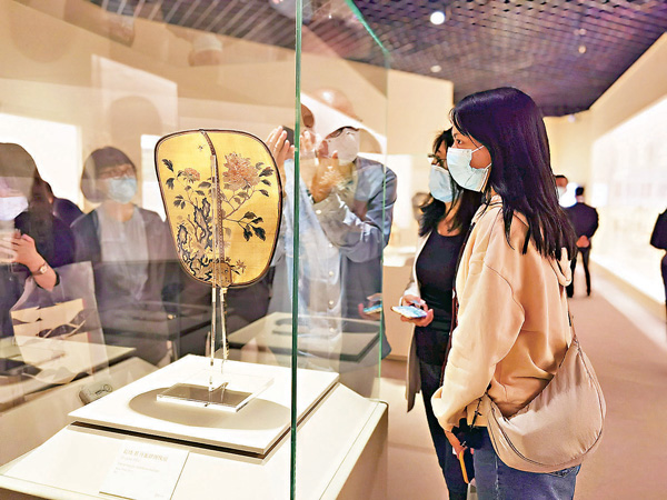 ●觀眾在展廳觀賞緙絲《花鳥圖》紈扇。章蘿蘭  攝