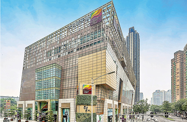 ● 是次領展收購的商場位處廣州市天河區珠江新城的東邊，樓高8層連4層地庫的商業物業，提供約9.01萬平方米總零售面積，可租用總面積5.04萬平方米。