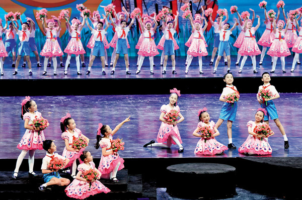 ●小朋友在表演合唱《永遠在一起》。