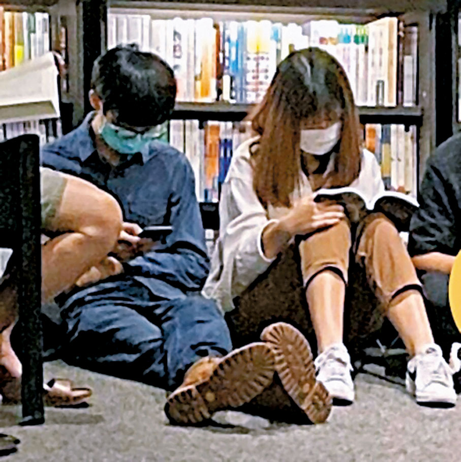 去年6月27日,「學生動源」頭目鍾翰林在網上煽動支持者到銅鑼灣參加抗議活動,但他當日卻被人發現躲在附近的一家書局內扮看書。據悉,在他身旁的是張心怡。 資料圖片