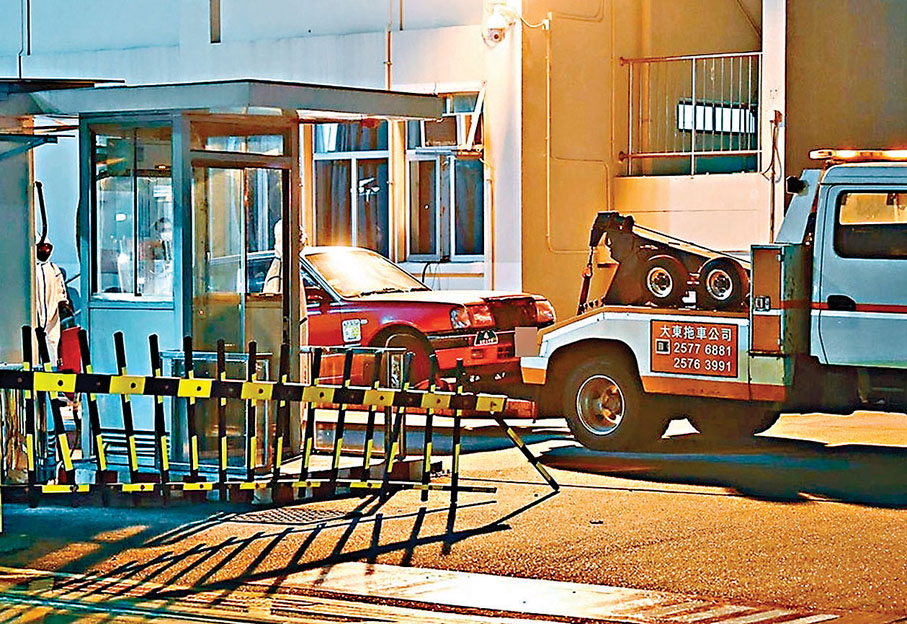 ●的士衝入位於中環的解放軍駐港部隊總部軍營撞毀一道車閘。 電視截圖