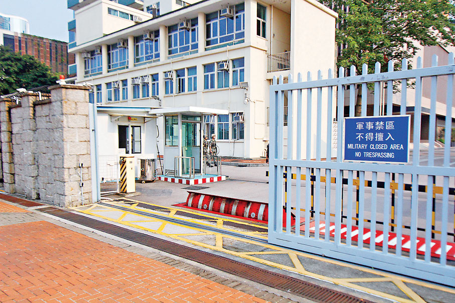 ●被撞毀的其中一邊黃黑色車閘昨日已被拆走。香港文匯報記者 攝