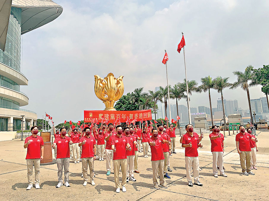 ●香港客屬總會多位首長及在場青年代表表示，希望藉此活動表達對祖國的感激和培養年輕人的愛國情懷。香港文匯報記者  攝