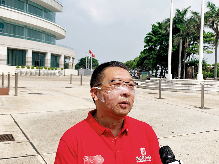 ●吳惠權表示，能夠集合客家人團結的力量促成此次拍攝活動，心情非常激動。香港文匯報記者  攝