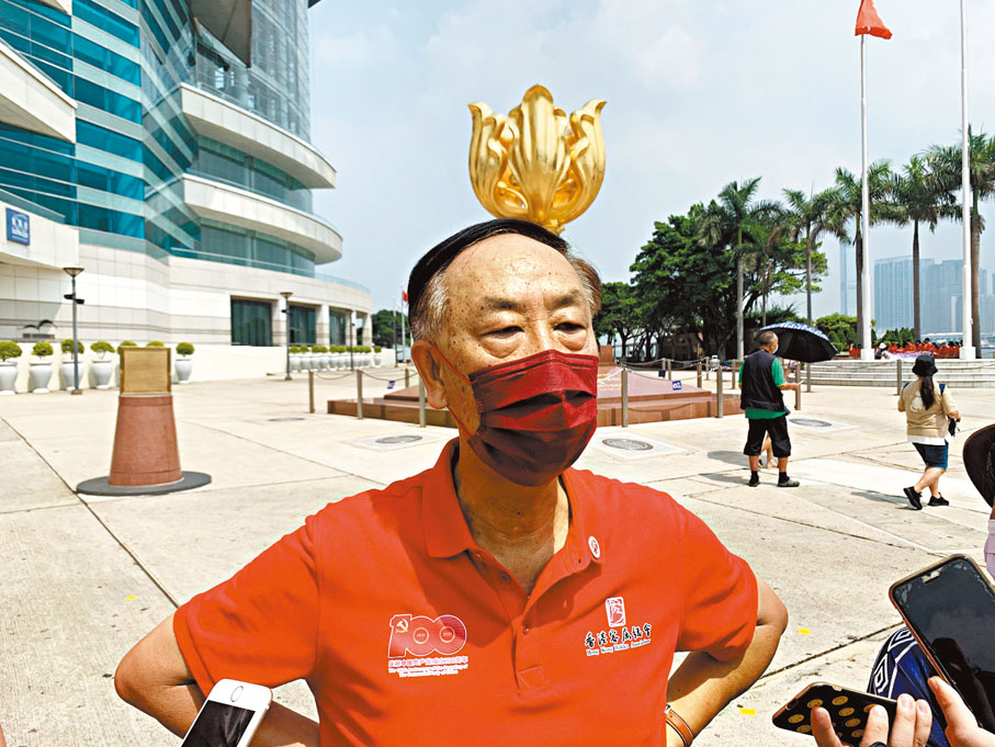 ●簡松年表示，身為土生土長的香港人，自己對祖國有份特別的感情，故參加合唱活動十分開心。香港文匯報記者  攝