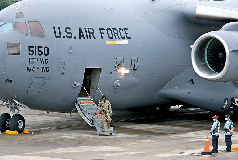 ●C-17運輸機6日上午降落在台北松山機場，飛行員下機準備作業。 中央社