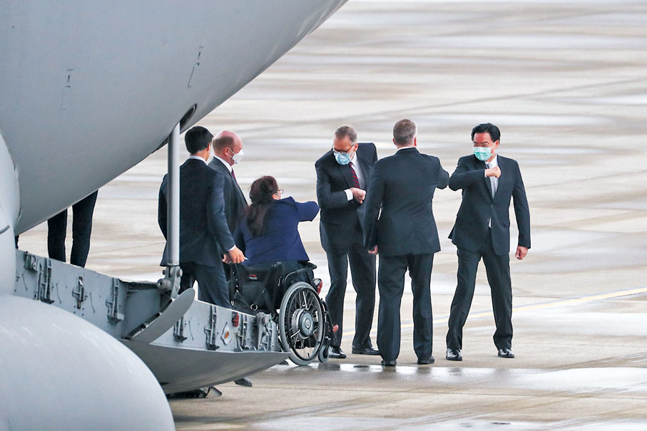 ●美國聯邦參議員達克沃斯等人搭乘專機竄訪台灣。 中央社