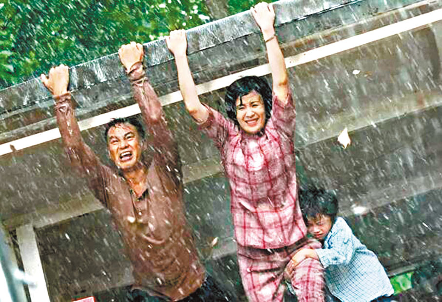 ● 《歲月神偷》中主角拉着屋頂的一幕。 網上圖片