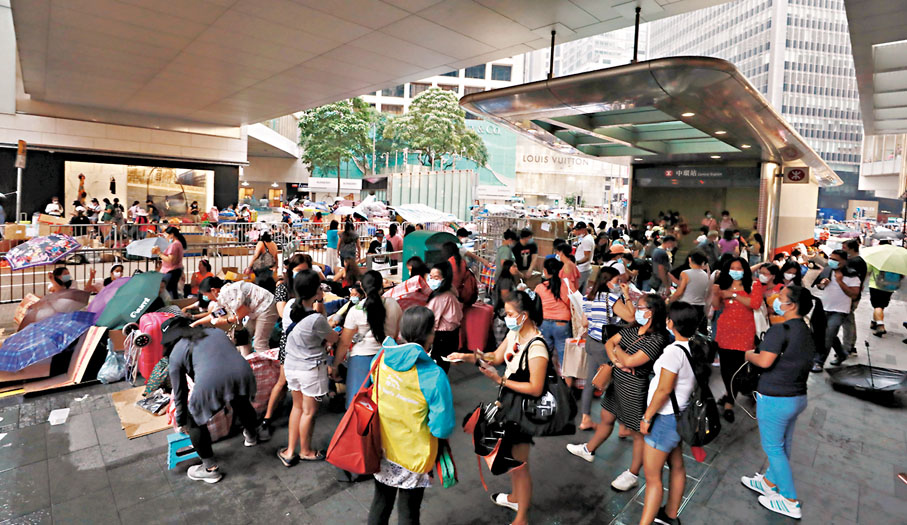 ●外傭市場供不應求,圖為周日外傭在中環聚集。 香港文匯報記者 攝
