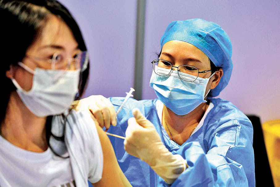 ●早前廣東省深圳市市民在接種。 資料圖片