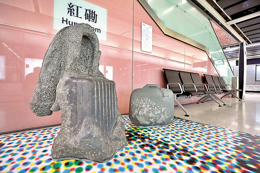 ●港鐵邀請本地藝術家，以不同年代及種類行李為靈感，製作塑像及玻璃圖案。 香港文匯報記者  攝