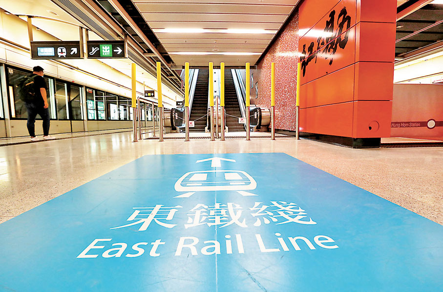 ●為指引乘客，東鐵綫將以藍色指示，西鐵綫則為紫色，待屯馬綫全線開通後，會以啡色指示。 香港文匯報記者  攝