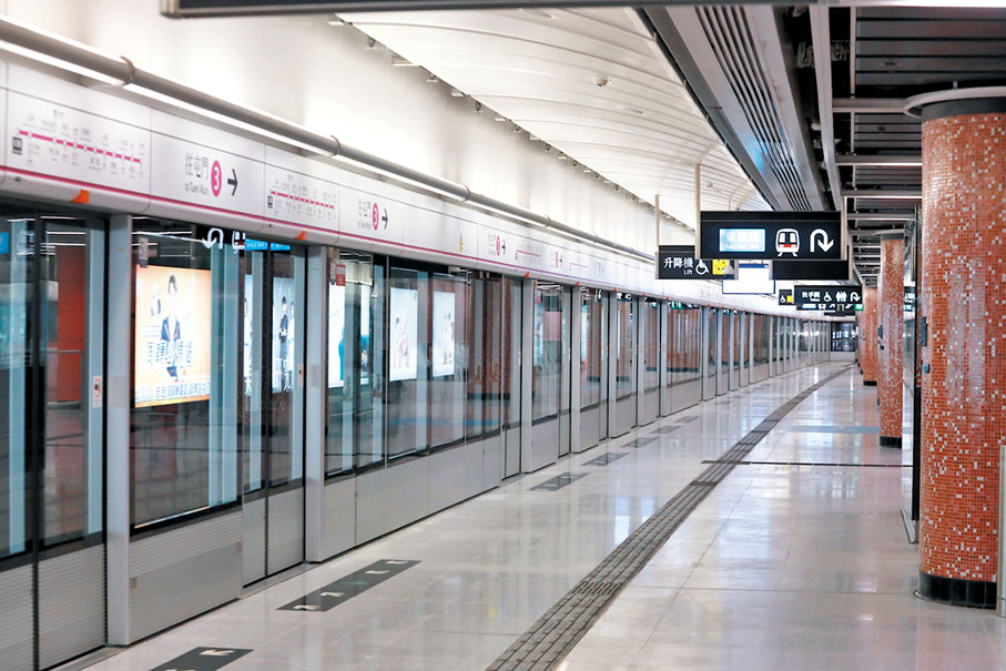 ●紅磡站新月台更加寬敞，並配備自動幕門。香港文匯報記者 攝