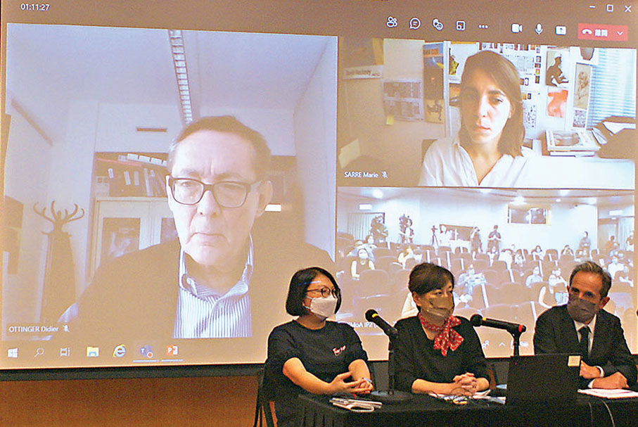 ●(左起)香港藝術館館長(學習及國際項目)胡佩珊、香港藝術館總館長莫家詠、法國五月藝術節總經理馬沙維及巴黎龐比度中心國立現代藝術館副總監戴迪亞‧歐登傑(熒幕左方)介紹展覽內容。 朱慧恩 攝