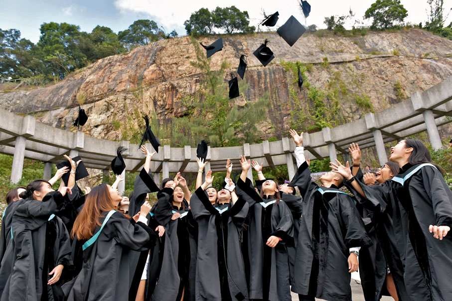 ● 受近年的「學歷通脹」影響，大學畢業生的起薪點長期沒有上升。 資料圖片