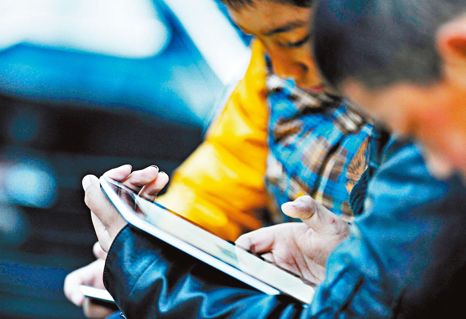 ● 兒童接觸電子產品的年齡愈來愈早。 資料圖片