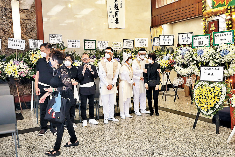 ●尤聲普親屬及遺孀潘慧玲（右）。