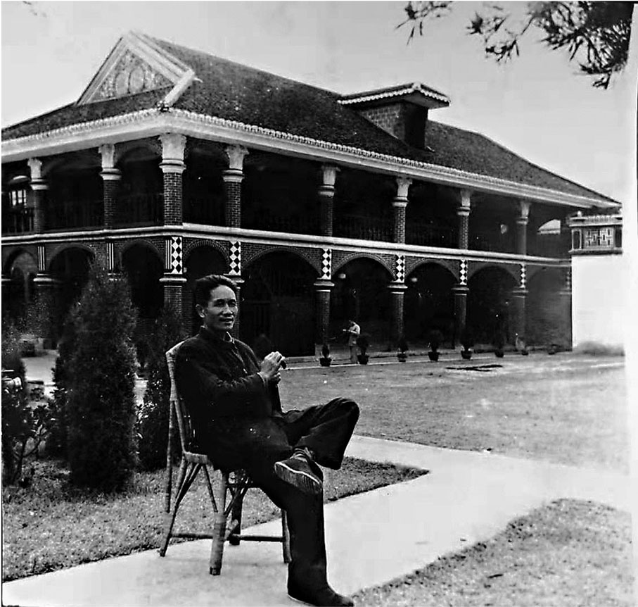 ● 孔憲權在遵義會議會址紀念館前留影。  受訪者供圖