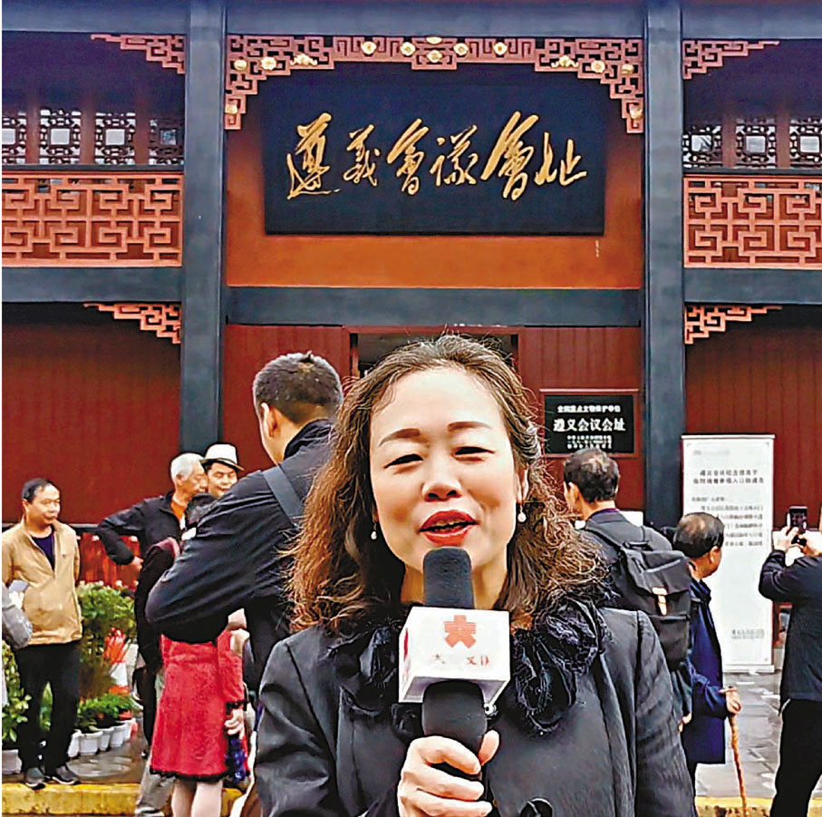 ● 孔霞激情講述毛主席為紀念館題名的由來。 香港文匯報記者周亞明 攝