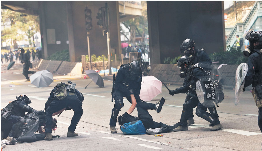 ●前年11月18日早上，一批暴徒在理大外圍的加士居道近佐敦道一帶衝擊警方防線。圖為警方速龍小隊制服多名暴徒。 資料圖片