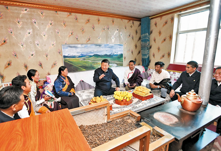 ●習近平走進藏族群眾家中了解生產生活情況。 新華社