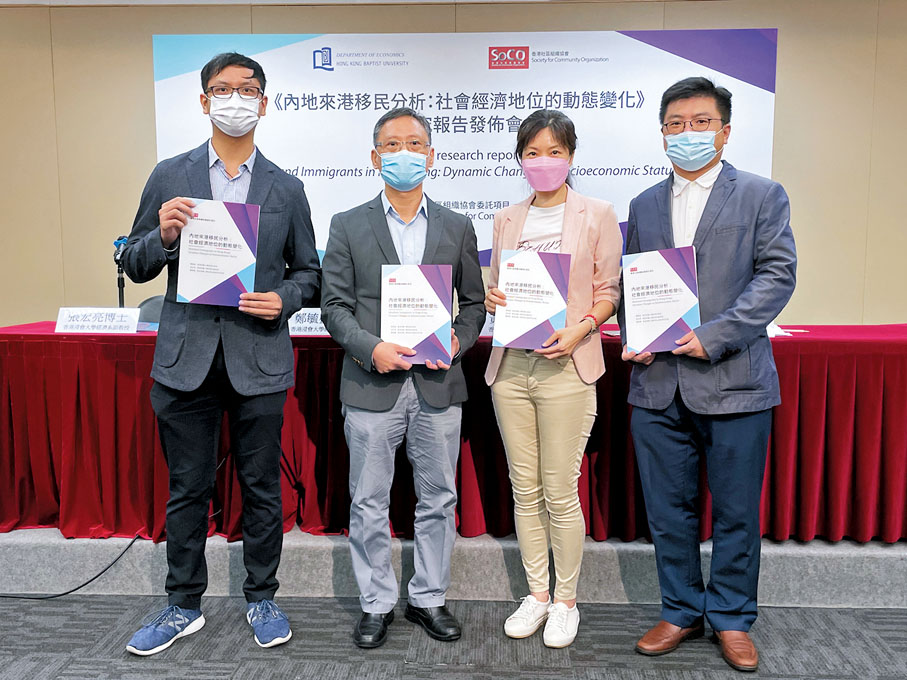 ● 鄭毓盛（左二）、施麗珊（左三）。香港文匯報記者  攝