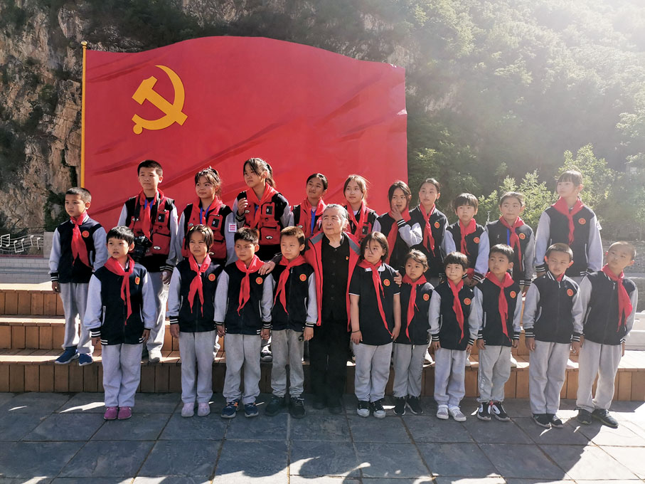 ●曹虹雯與學生們同唱《沒有共產黨就沒有新中國》。
