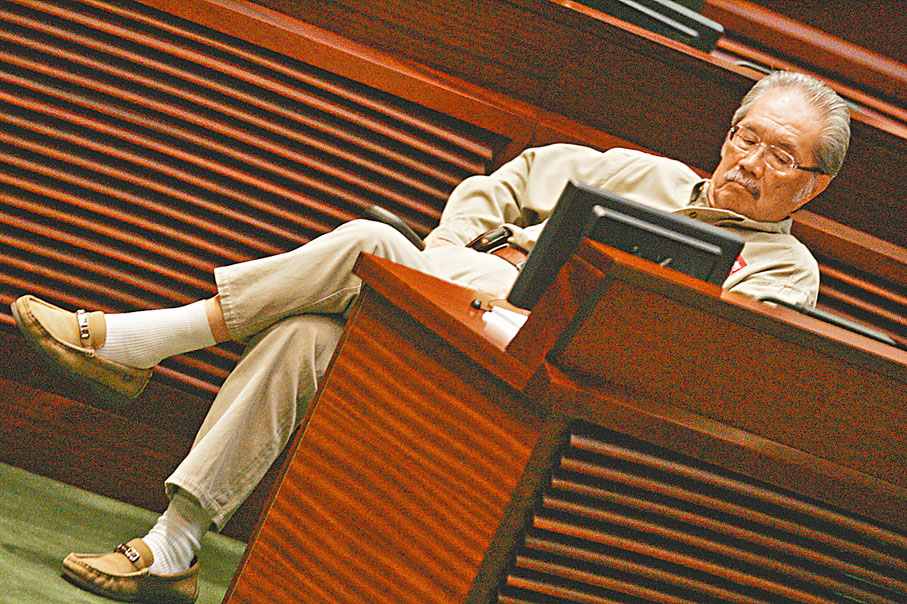 2012年5月16日凌晨，黃宜弘提出終止辯論，遏止拉布。 資料圖片