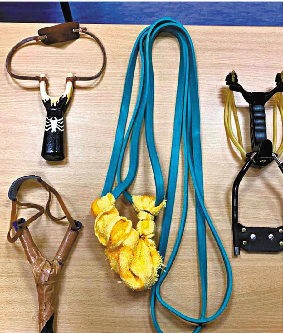 ●警方於前年9月30日至10月1日在全港多區採取搜查行動，檢獲大量攻擊性武器。圖為部分彈叉及彈射器等。 資料圖片