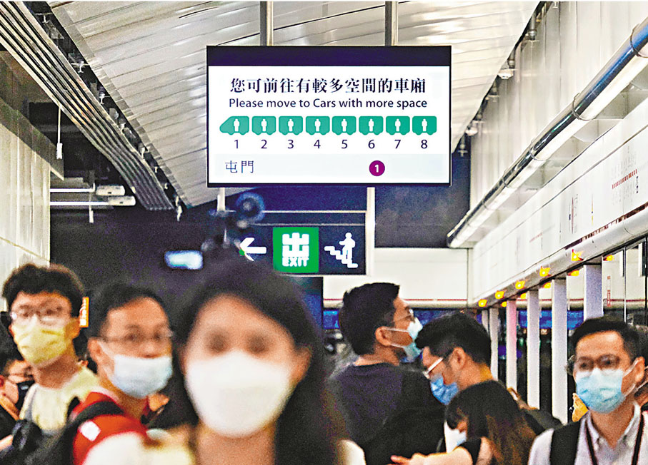 ●屯馬綫各站月台均設有車廂載客情況顯示器。香港文匯報記者 攝