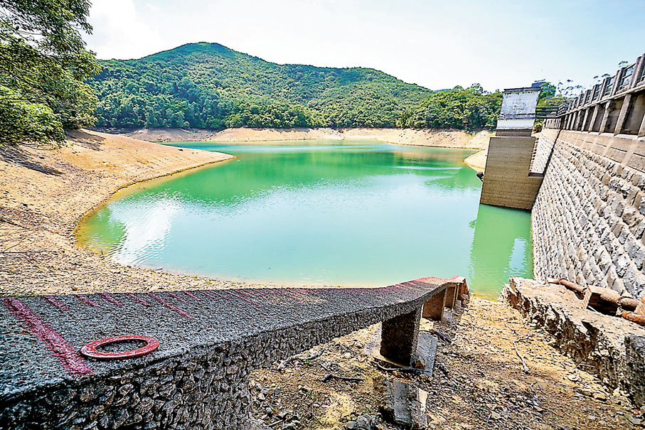 ● 香港雖擁有雨水收集及儲存系統，但並不足以滿足全港需求，更受雨量影響。圖為雨量不足下的水塘。 資料圖片
