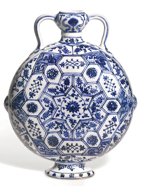 ●明永樂青花花卉錦紋如意耳扁壺