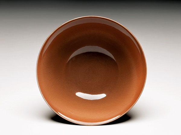 ●明永樂紅釉暗龍紋高足碗，碗心暗藏「永樂年製」