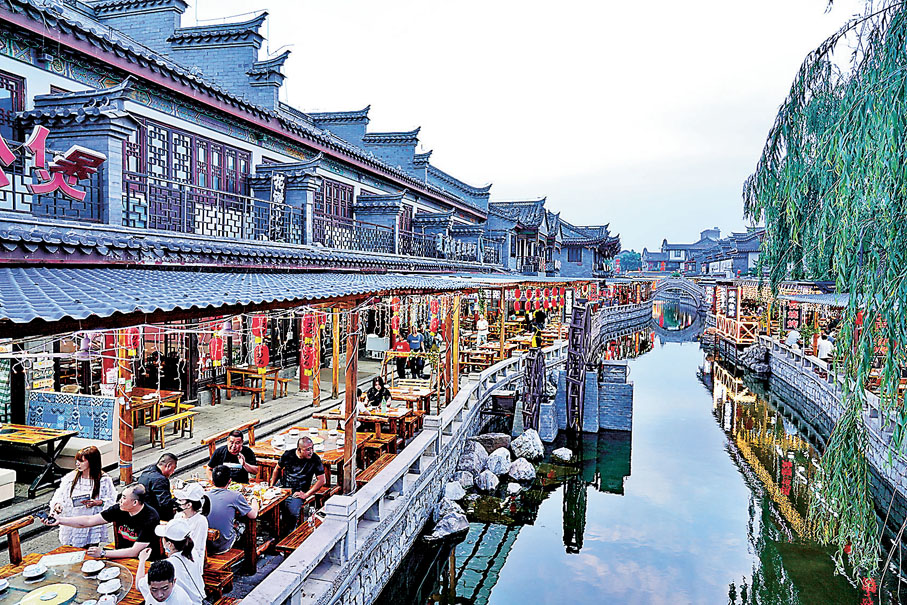 民族風情特色酒吧、茶吧、陶吧、咖啡館遍布青龍河兩岸