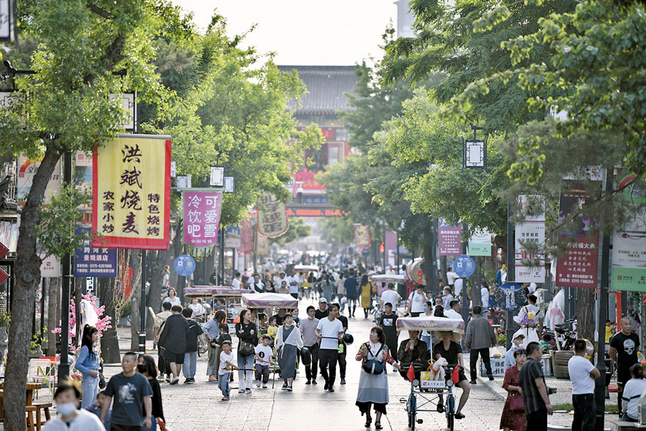 遊客在灤州古城內遊覽