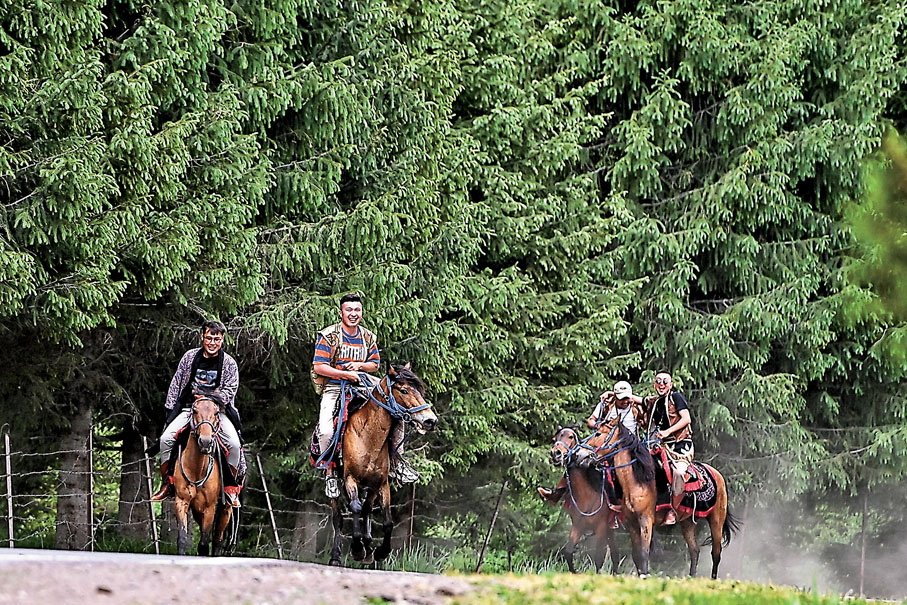 那拉提樂隊成員在那拉提草原騎馬遊玩。
