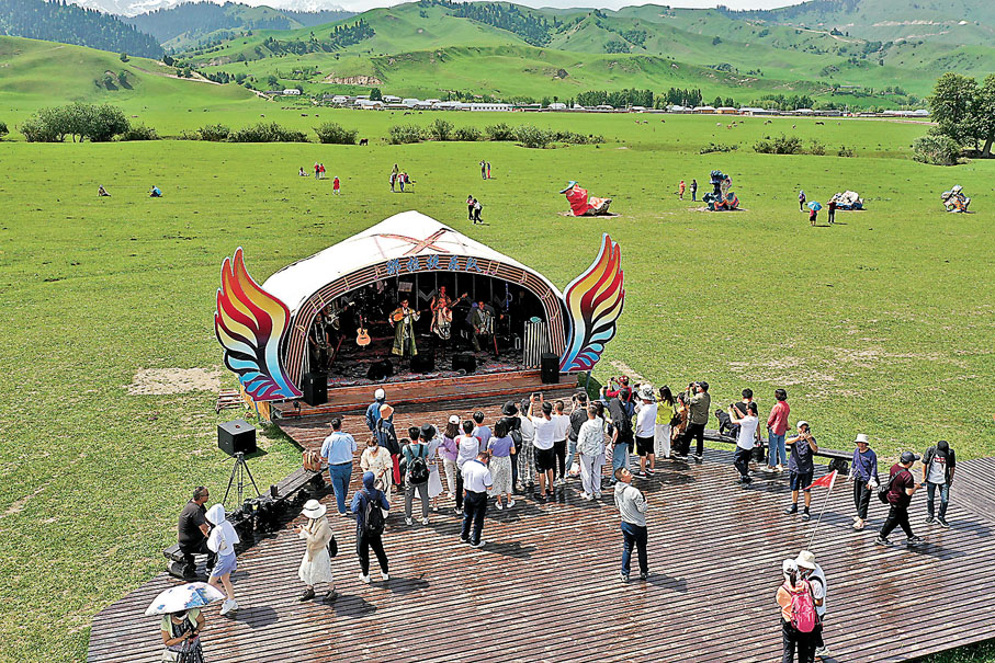 遊客在那拉提旅遊風景區欣賞那拉提樂隊表演。