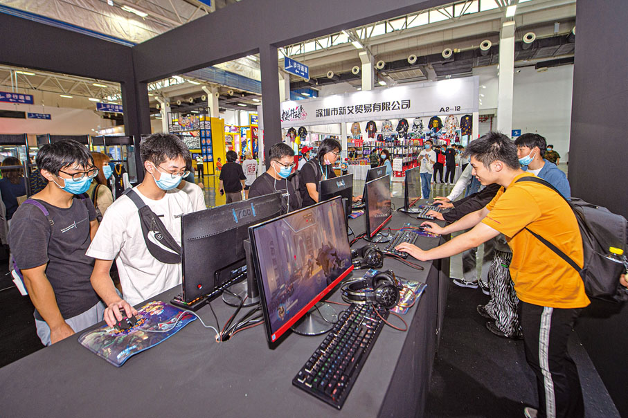 ● 觀眾在第十六屆中國國際動漫節的電子競技展台上體驗遊戲的樂趣。  資料圖片