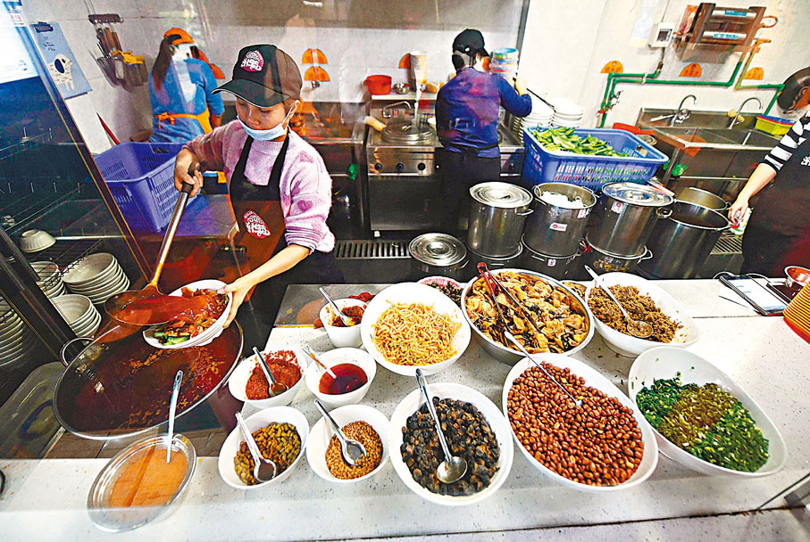 ●柳州螺螄粉包含田螺、酸豆角、木耳、酸筍等材料。 資料圖片