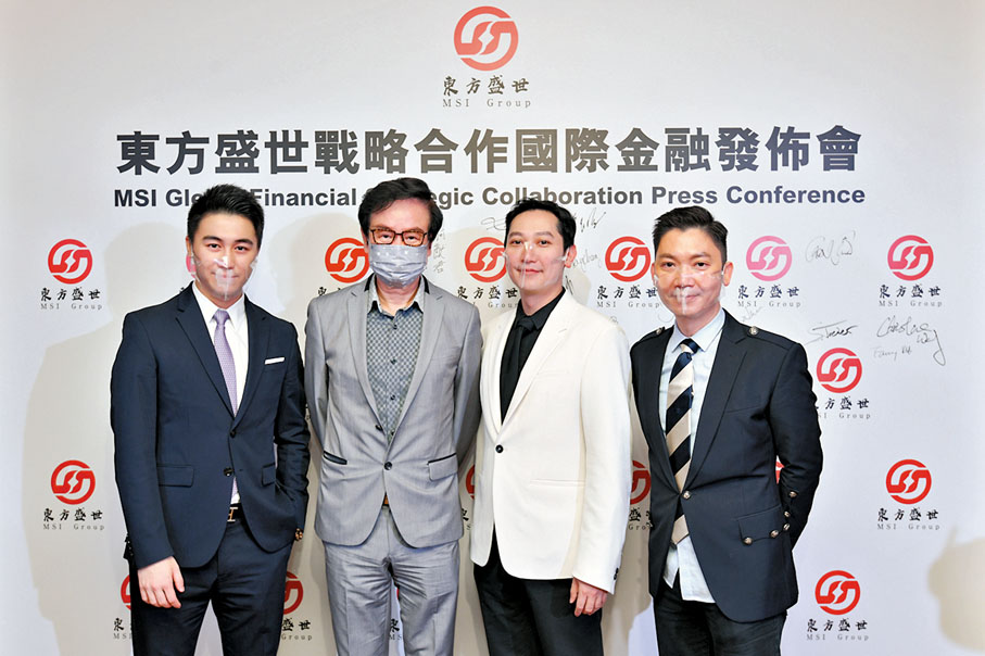 ● 何猷君（左一）拒談哥哥戀情。