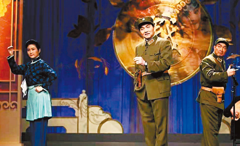 ●張宇（中）在現代京劇《沙家浜》之《智鬥》中飾演刁德一。 